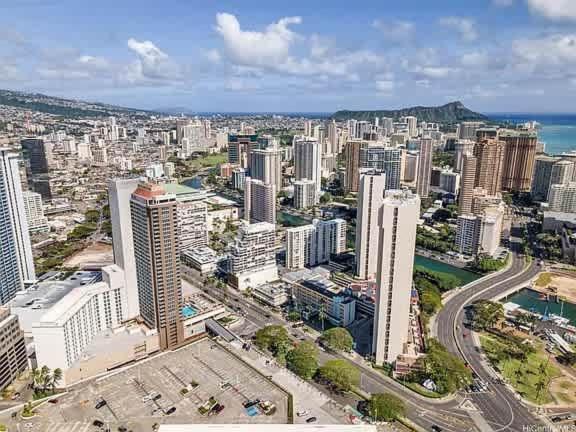 With Partial Ocean View & Balcony Unit 1901 *